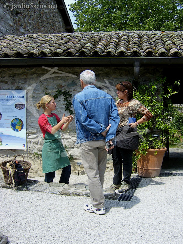 Accueil des visiteurs par les jardiniers lors de la visite du Jardin.