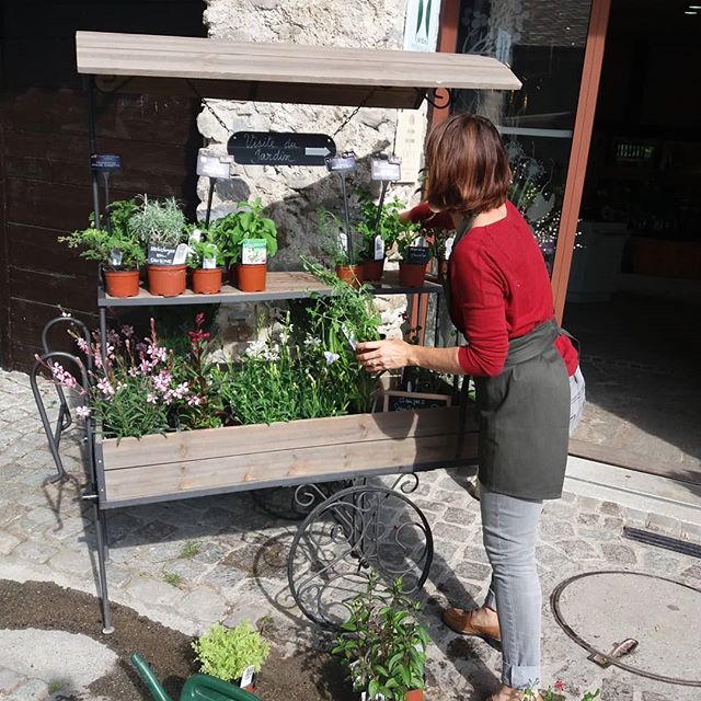 Arrosage de la charette des plantes à l'entrée du Jardin des Cinq Sens - Yvoire