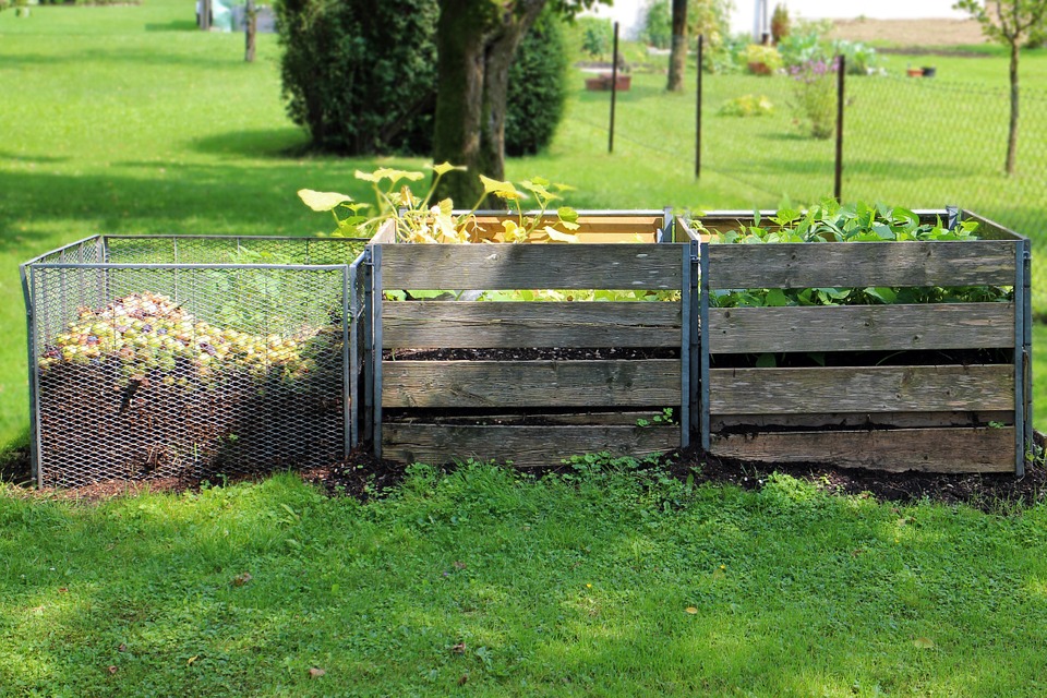 Conseils sur la réalisation d'un compost de qualité au Jardin des Cinq Sens à Yvoire. 